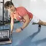 Junger Mann macht Liegestütze und zeigt auf einen Laptop | Daniel Krobath stellte den neuen Liegestütz-Weltrekord auf