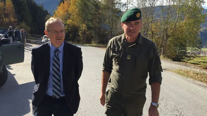 Bei einem Lokalaugenschein wurden am 18. Oktober in Oberwölz die Abschlussarbeiten des Bundesheer-Pioniere begutachtet. Im Bild: Muraus Bezirkshauptmann Florian Waldner und Bundesheer-Pressesprecher Gerhard Schweiger.
