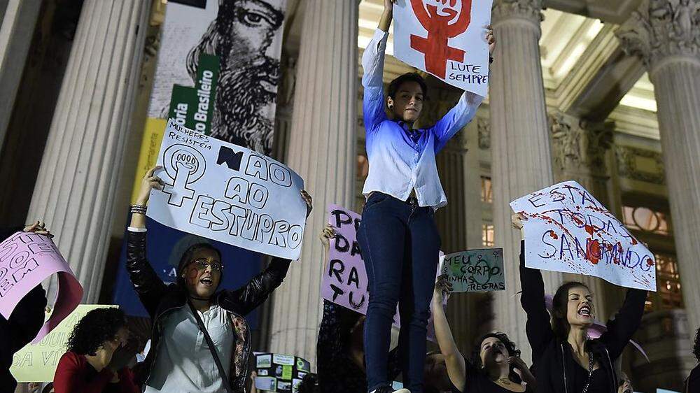 Brasilianer protestieren gegen die Vergewaltigungskultur im Land