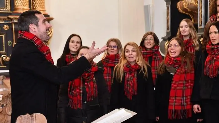 In der Pfarrkirche Mariahof gestalteten der Chor der Kärntner in Graz mit Chorleiter Stefan Gruber, der Männergesangverein „Höhenklang“ Mariahof mit Chorleiter Wilfried Ofner und das Klarinettenensemble des Musikvereines Mariahof eine besinnliche Vorweihnachtsfeier.