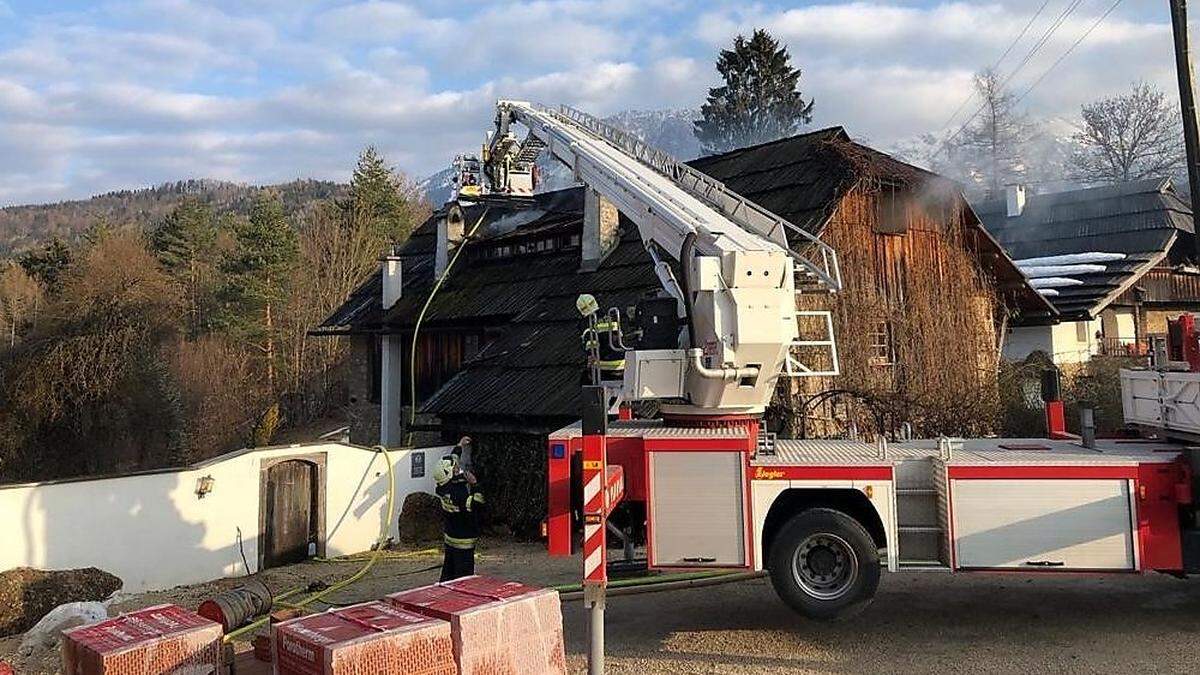 Der Dachstuhl des Holzhauses fing Feuer