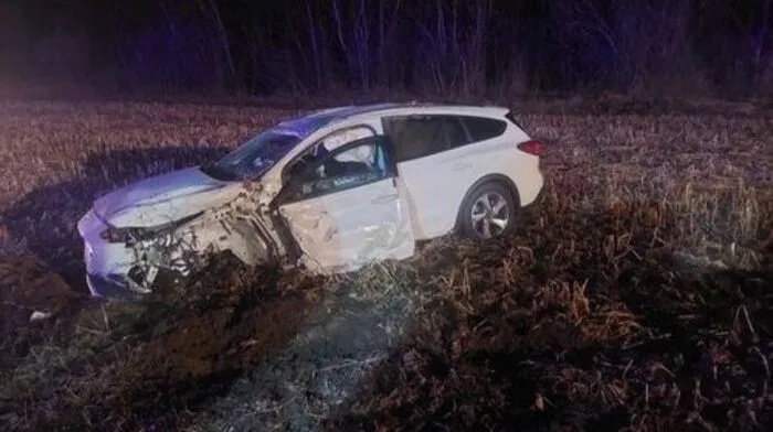 Eines der Autos wurde nach dem Zusammenstoß in einen Acker geschleudert