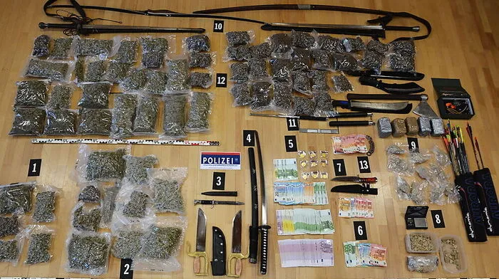 Bei Hausdurchsuchungen wurden auch Bargeld und Waffen sichergestellt 