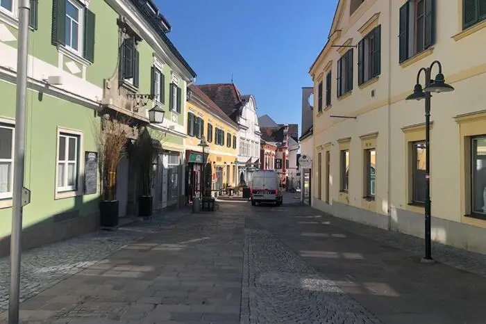 Die Fußgängerzone Wienerstraße war menschenleer. Nur ein Polizeibus patrouillierte durch die Gasse.