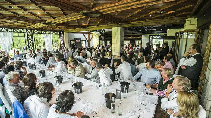 Nach der offiziellen Begrüßung durch Hubert Patterer startete der offizielle Teil der Weinkost. Nämlich - no na - das Verkosten.