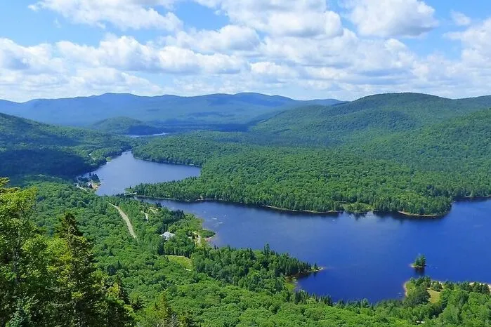 Kanada. Neben einer spannenden Kunstszene lockt der Quebec unter anderem mit alpinen Landschaften, die Outdoor-Abenteuer ermöglichen: Ziplining zwischen den Bergkämmen rund um Mont Tremblant, eine Kanutour auf dem Diable-Fluss oder eine Wanderung, während der man Steinadler und Weißwedelhirsche beobachten kann, sind nur einige der möglichen Aktivitäten.