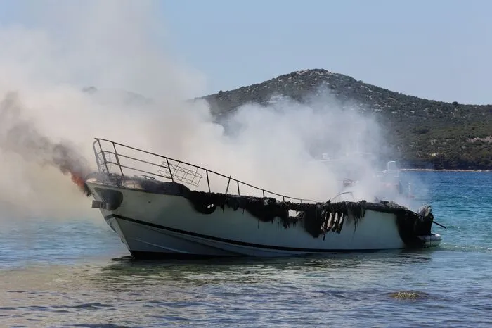 Die Feuerwehr kam laut Strache erst mit zwei Stunden Verspätung an, dann war das Boot bereits ausgebrannt und völlig zerstört.