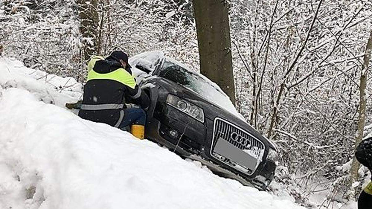 Nur ein Baum bewahrte den Pkw-Lenker vor dem Absturz