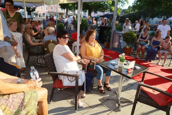 Zahklreiche Besucher aus dem Großraum Feldbach nutzten die Gelegenheit, sich über das umfangreiche Angebot der Firmen informieren zu können und die Sonne zu genießen