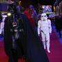 Sogar Darth Vader kam zur Londoner "Star Wars"-Premiere. Oder ar es doch ein verkleideter Fan?