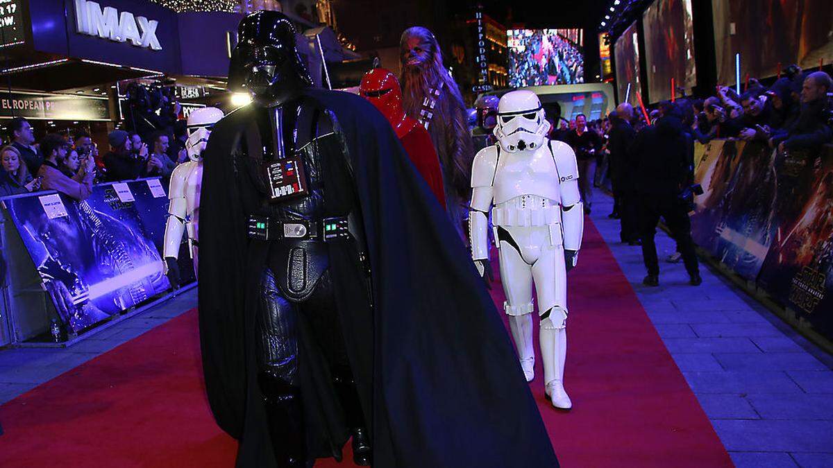 Sogar Darth Vader kam zur Londoner "Star Wars"-Premiere. Oder ar es doch ein verkleideter Fan?