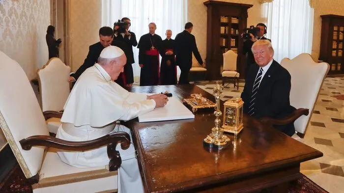 Papst Franziskus hat US-Präsident Donald Trump bei einer Privataudienz zum Einsatz für Frieden und Klimaschutz aufgefordert. Weltfrieden, die Lage im Nahost, Umwelt und interreligiöser Dialog standen im Mittelpunkt des Gesprächs.