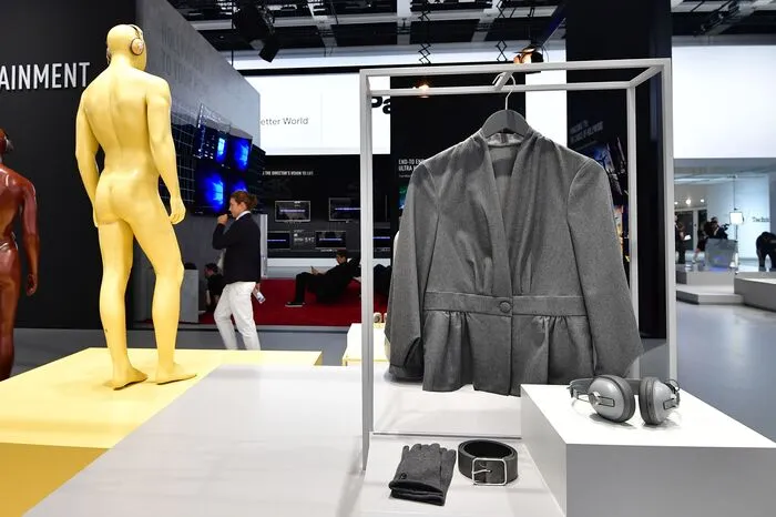 Die Besucher bekommen dabei vor allem die neuesten Modelle der Hersteller zu sehen, darunter viele Premieren. "Wir zeigen, was zu Weihnachten die Verkaufsschlager sind", sagt Göke. Die Techniktrends der Zukunft sind im neuen Ausstellungsbereich IFA Next zu sehen: Dort versammelt die Messe unter anderem mehr als 120 Start-ups aus 20 Ländern.