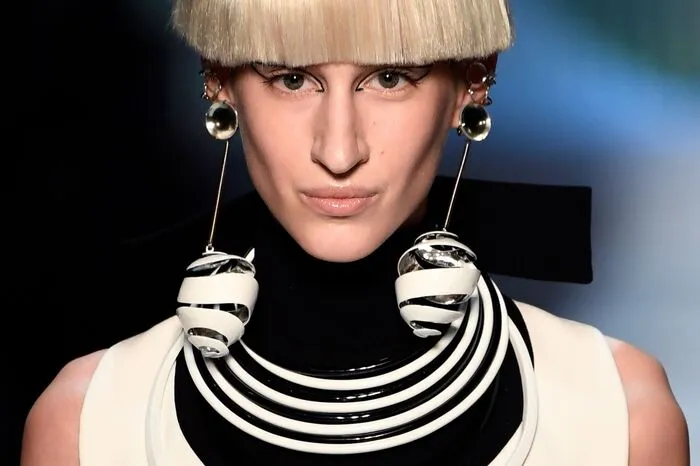 Cardin, heute 95 Jahre alt, gilt als Erfinder des Futurismus der 1960er-Jahre. Gaultier zeigte dann auch viel Sixties-Look mit schrägen Elementen: Haaraufbauten wie Antennen, asymmetrisch sich schlängelnde Bandkleider und leuchtende Farben.