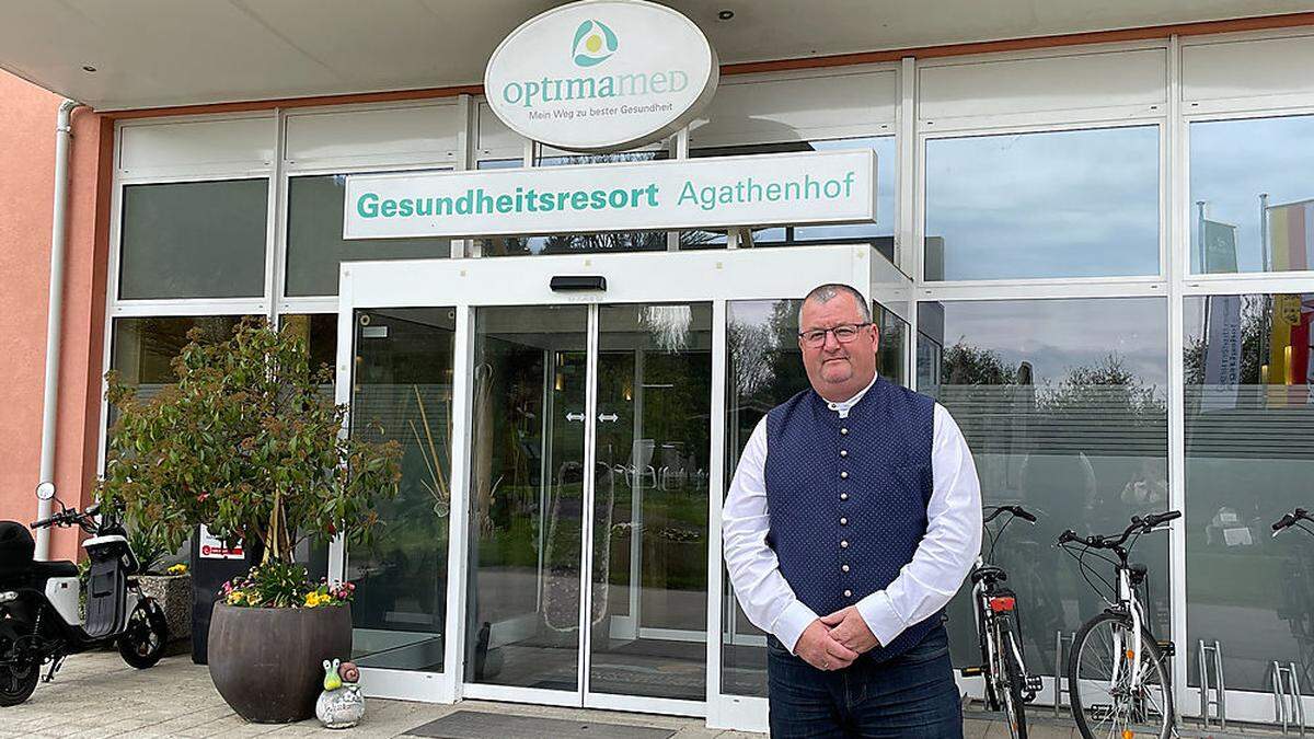 Bürgermeister Helmut Schweiger vor dem Rehabilitationszentrum und Gesundheitsresort Agathenhof 