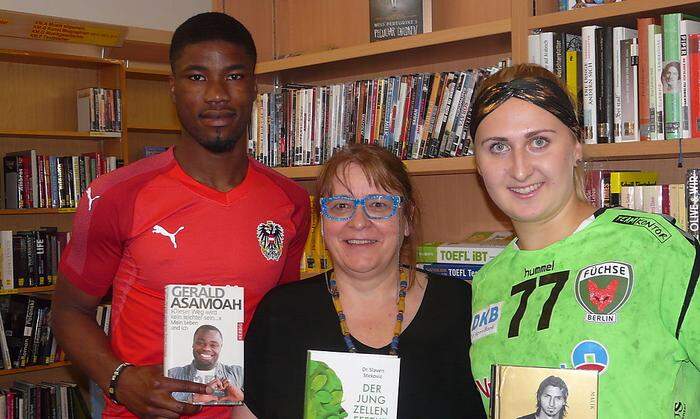Kevin Danso mit Biggi Sturm von der Stadtbibliothek und Handballerin Vanessa Magg