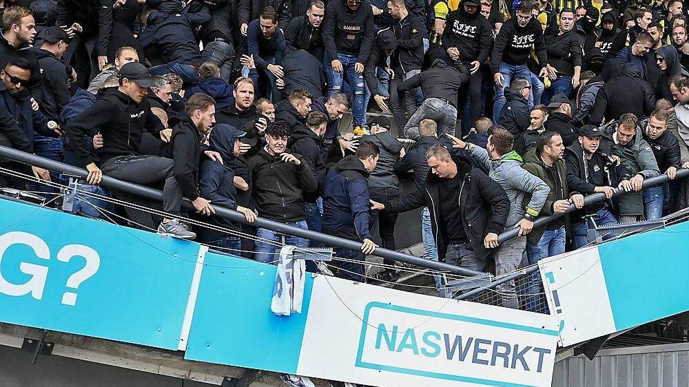 Die Arnheim-Fans brachten die Nijmegen-Tribüne durch ihr Jubeln zum Einsturz