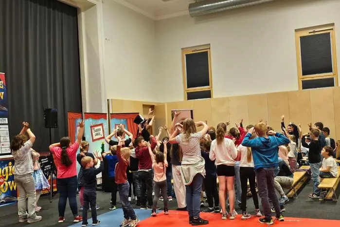 Mehr als 300 Gäste, darunter zahlreiche Familien, erlebten im Festsaal Rosental einen Nachmittag voller Lachen, Staunen und Bewegung – und das alles zugunsten eines guten Zwecks. „Wir dienen den Kindern dieser Welt“, betonte Präsident Johannes Binder, der gemeinsam mit seinen Vereinskollegen die Veranstaltung organisierte. 