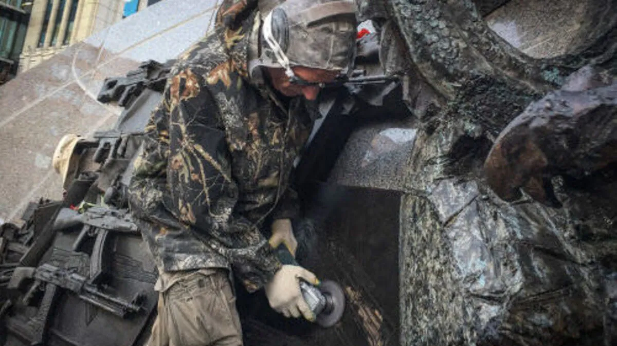 Ein russischer Soldat entfernt die falschen Baupläne des deutschen Gewehrs