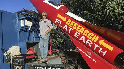 Mike "Mad Mike" Hughes mit seiner selbstgebauten Rakete