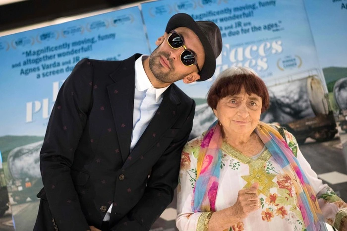 Auch der Französische Künstler JR und Filmemacherin Agnes Varda hatten bei der Premiere viel Spaß miteinander.