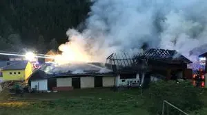 Die Feuerwehren mussten die angrenzenden Gebäude vor den Flammen schützen