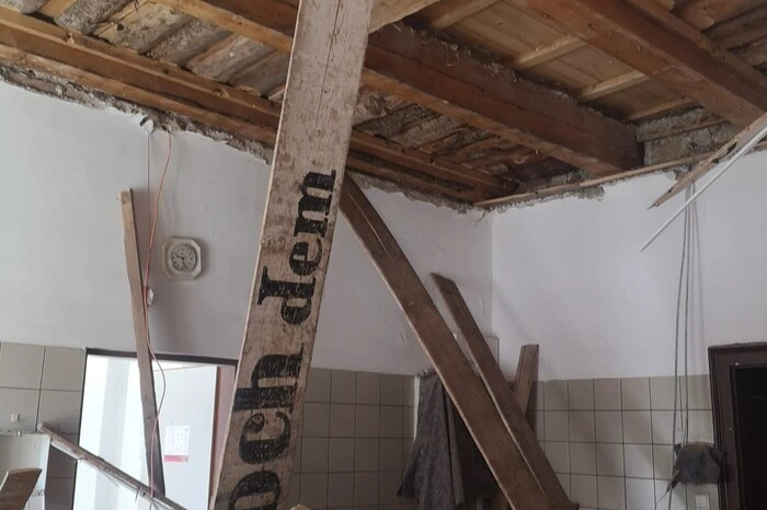 ... die FF Bad Aussee sicherte die Decke daraufhin ab