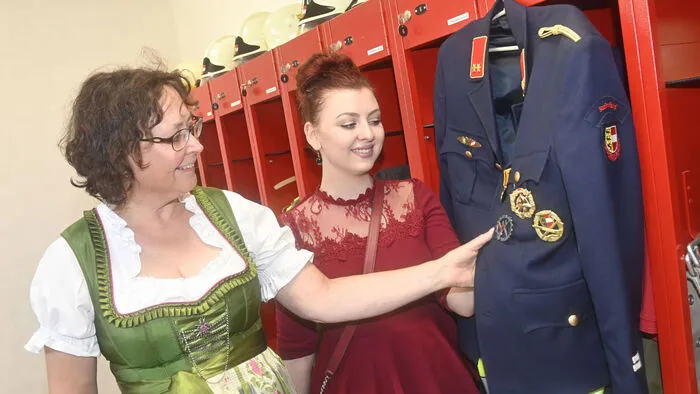 Ein interessierter Blick in die Einsatzräume der Feuerwehr.