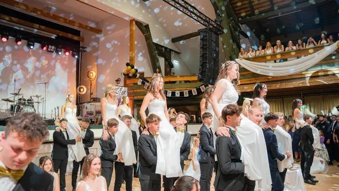 Am vergangenen Samstag luden die 86 Maturantinnen und Maturanten der HTL zu ihrem Maturaball unter dem Motto „Roulette Royal - Drehen wir das Rad der Zukunft“ in die Zechnerhalle in Kobenz.
