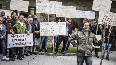 Rund 50 Landwirte protestierten am Freitag in Klagenfurt vor Schloss Krastowitz