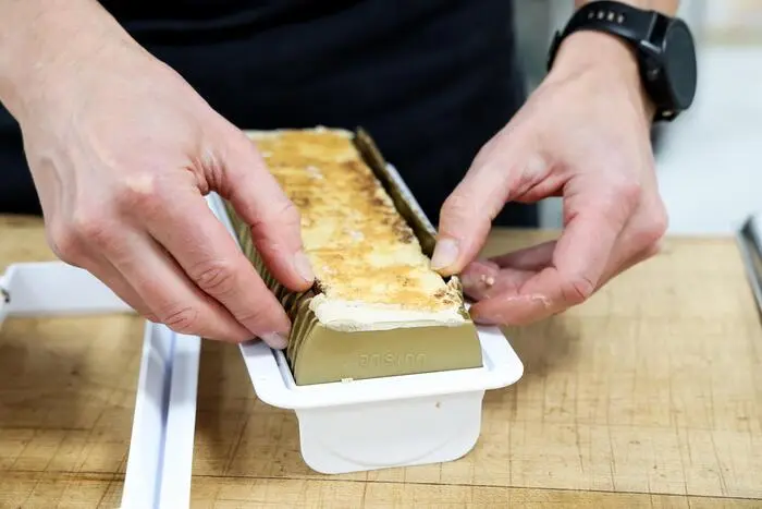 Fitz verwendet eine Form und füllt diese zu ¾ mit dem Kaffeemousse. Man kann aber auch eine Rolle formen.