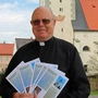 Pfarrer Helmut Mosser mit Broschüren in Händen vor seiner Kirche | Möchte auch nach 50 Jahren noch viele Menschen zum katholischen Glauben führen:  Helmut Mosser (82)