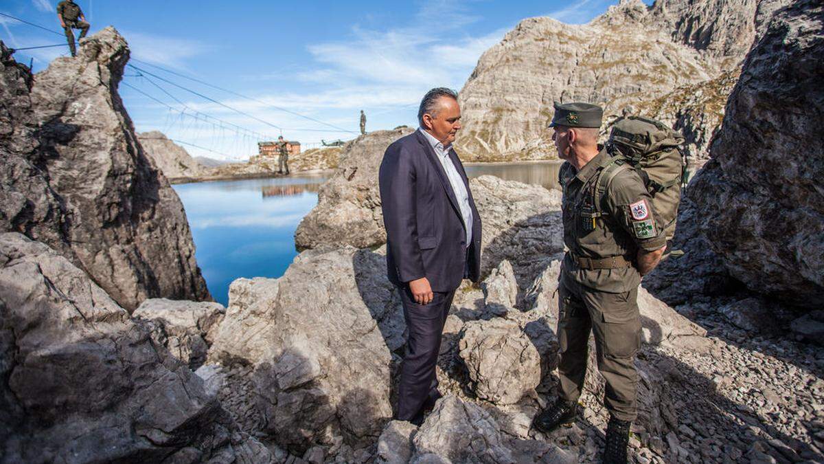 Hans Peter Doskozil mit Bernd Rott: Der Minister hört sich an, was der Kommandant der 24er zu sagen hat