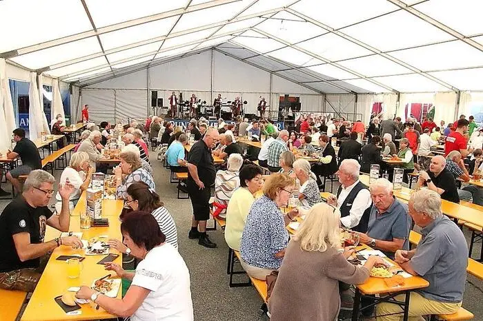 Der zweite Tag, der Sonntag, begann traditionell mit einer Feldmesse in der großen Fahrzeughalle. Der Gottesdienst wurde vom Generalvikar und Ehrenmitglied der FF Voitsberg Erich Linhardt zelebriert.