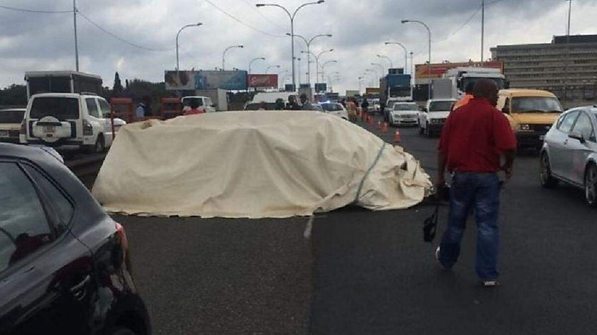 Der Leichentransporter mitten auf der Autobahn