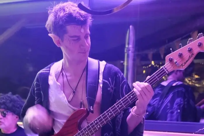 Originelle, bunte Kostüme sorgten für staunende Blicke und die Live-Band „Na Bravo“ lud das Publikum mit schwungvollen Klängen zum Tanzen ein 