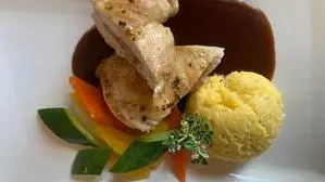 Hühnerfilet mit Camembert und Rosmarinpolenta