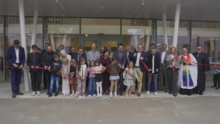 Vertreter aus Politik, Bildungsdirektion und Stadt eröffneten gemeinsam mit Schülern offiziell das neue Schulzentrum Lindenallee