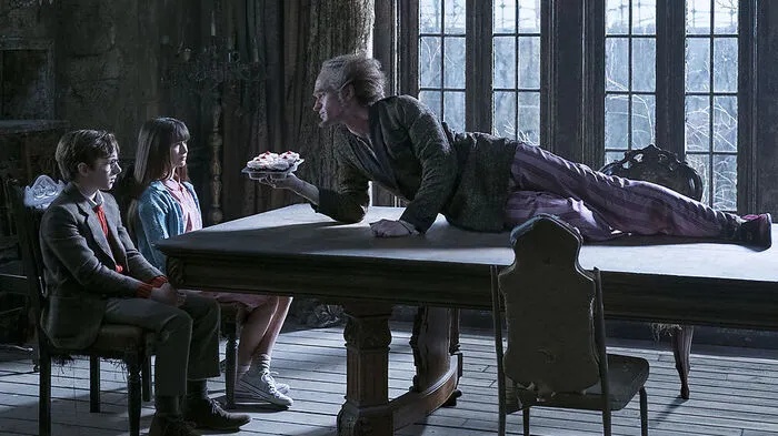 Märchenhaft-schaurig startet Netflix mit der Verfilmung der US-Kinderbuchreihe „Lemony Snicket“ ins neue Jahr. Die Geschwister Violet, Sunny und Klaus verlieren ihre Eltern bei einem Brand. Ständig wechseln ihre Vormünder, aber einer taucht immer wieder auf: Graf Olaf (Neil Patrick Harris) , der es auf das Erbe der Kinder abgesehen hat. Mit Intelligenz und Witz stellen sich die Kinder allen Herausforderungen. Netflix, ab 13. Jänner.