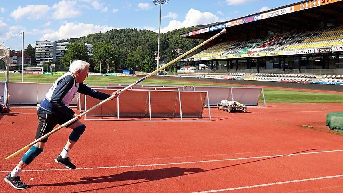 Hermann Andrecs ist auch mit 90 Jahren noch mit Eifer beim Stabhochspringen