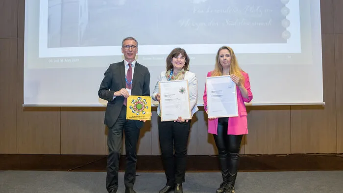 Andreas Tschulik (BMK) überreichte Direktorin Andrea Kager-Schwar und Marketing-Leiterin Petra Lakner das Österreichische Umweltzeichen.