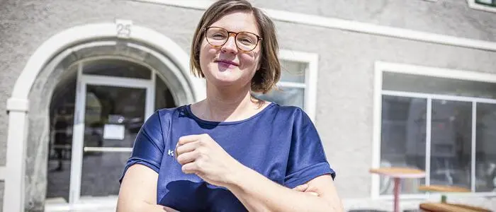 Eine Frau vor einem Gebäude