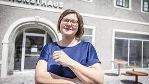 Eine Frau vor einem Gebäude