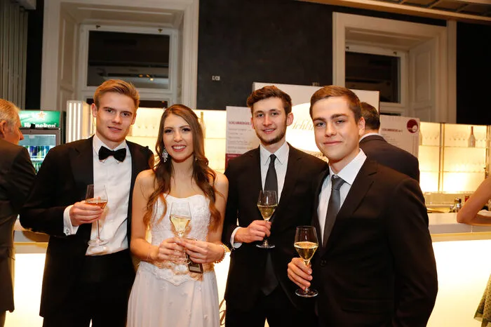 Schüler aus gleich fünf Abschlussklassen und deren Freunde und Familien feierten einen glanzvollen Ball ...