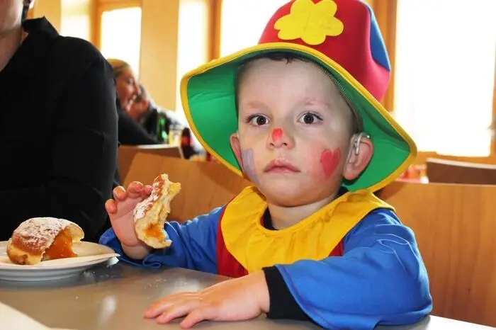 Bei süßen Krapfen, heißen Würstel und jeder Menge Konfetti durften sich die kleinen Hexen, Prinzessinnen, Feuerwehrmänner und Drachen einen Nachmittag lang austoben.
