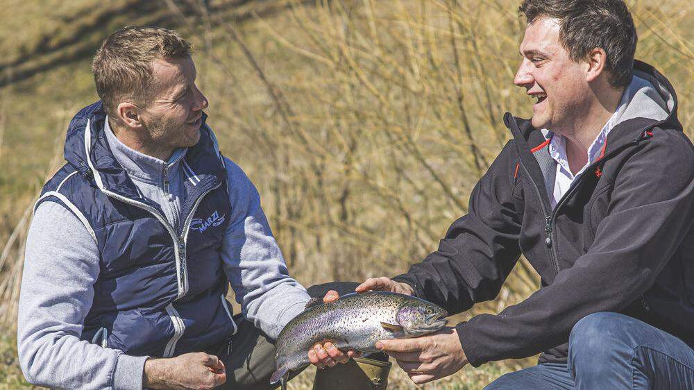 Große Freude über die tolle Qualität: Fischzüchter Gerhard Marzi und Koch Daniel Fößl in ihrem Element