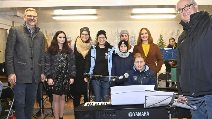 Schwungvolle Eröffnung des Weihnachtsdorfs mit den Spittaler Schüler-Big-Bands.