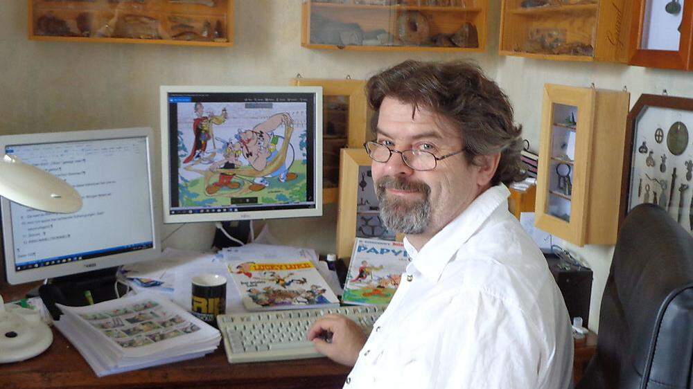 Asterix-Übersetzer Klaus Jöken in seinem Arbeitszimmer