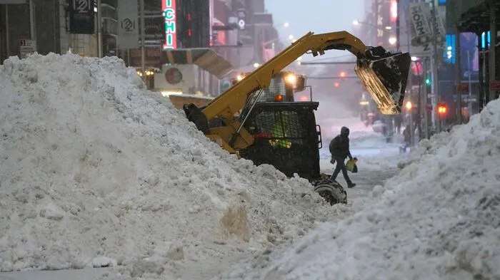 Heftige Schneefälle halten den Nordosten der USA in Atem. Auch in New York kämpft man gegen die Schneemassen.
