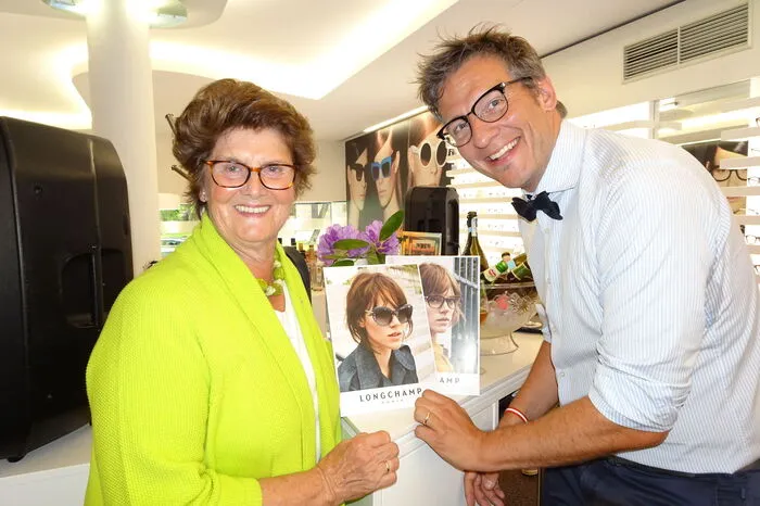 Kristia Kulterer lässt sich vom Chef Daniel Kuschinsky persönlich beraten.